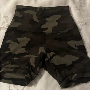 Camoflague army print lululemon workout shorts short length